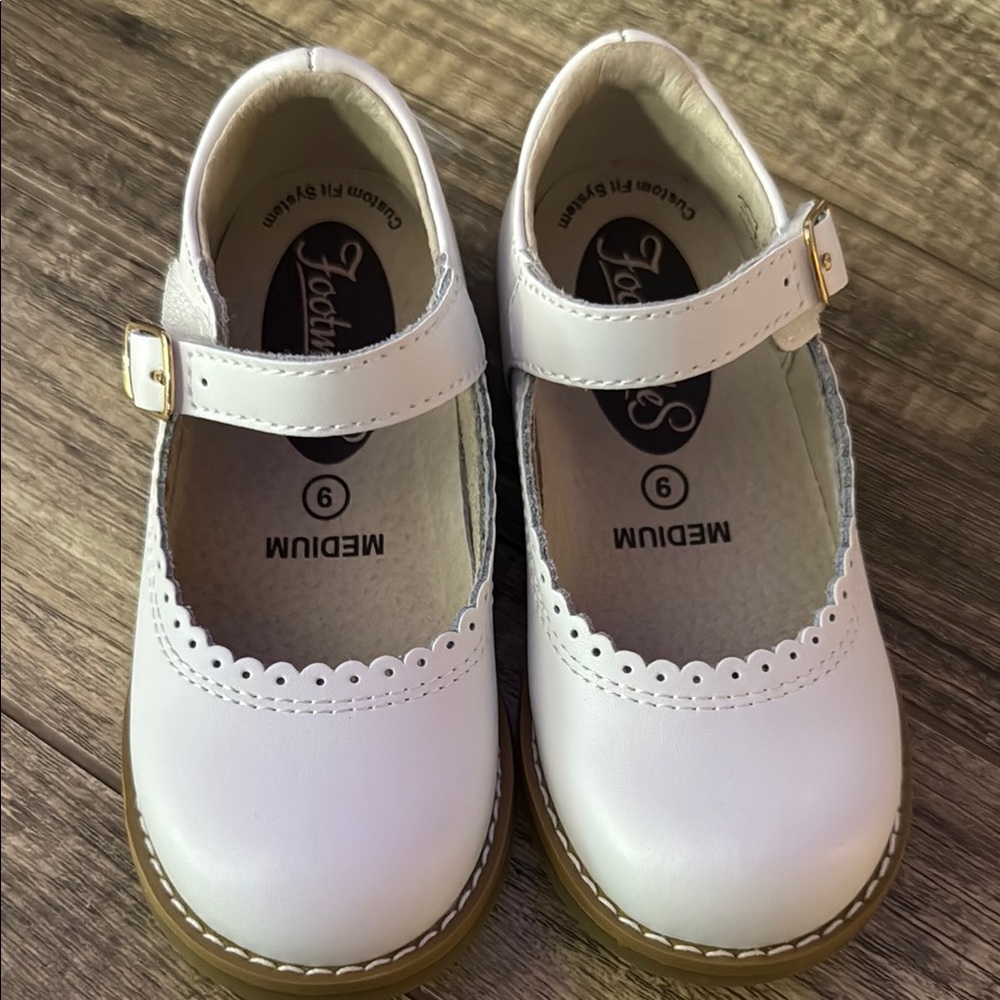 FootMates White Dress Shoes Classic Mary Jane Style